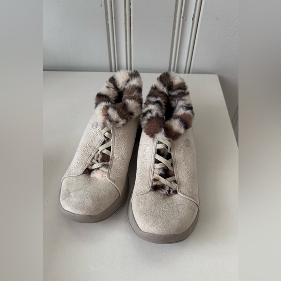 BZees Bootie Golden Fur Trim Washable Slip On Sneakers Women Size 6W - Picture 2 of 11